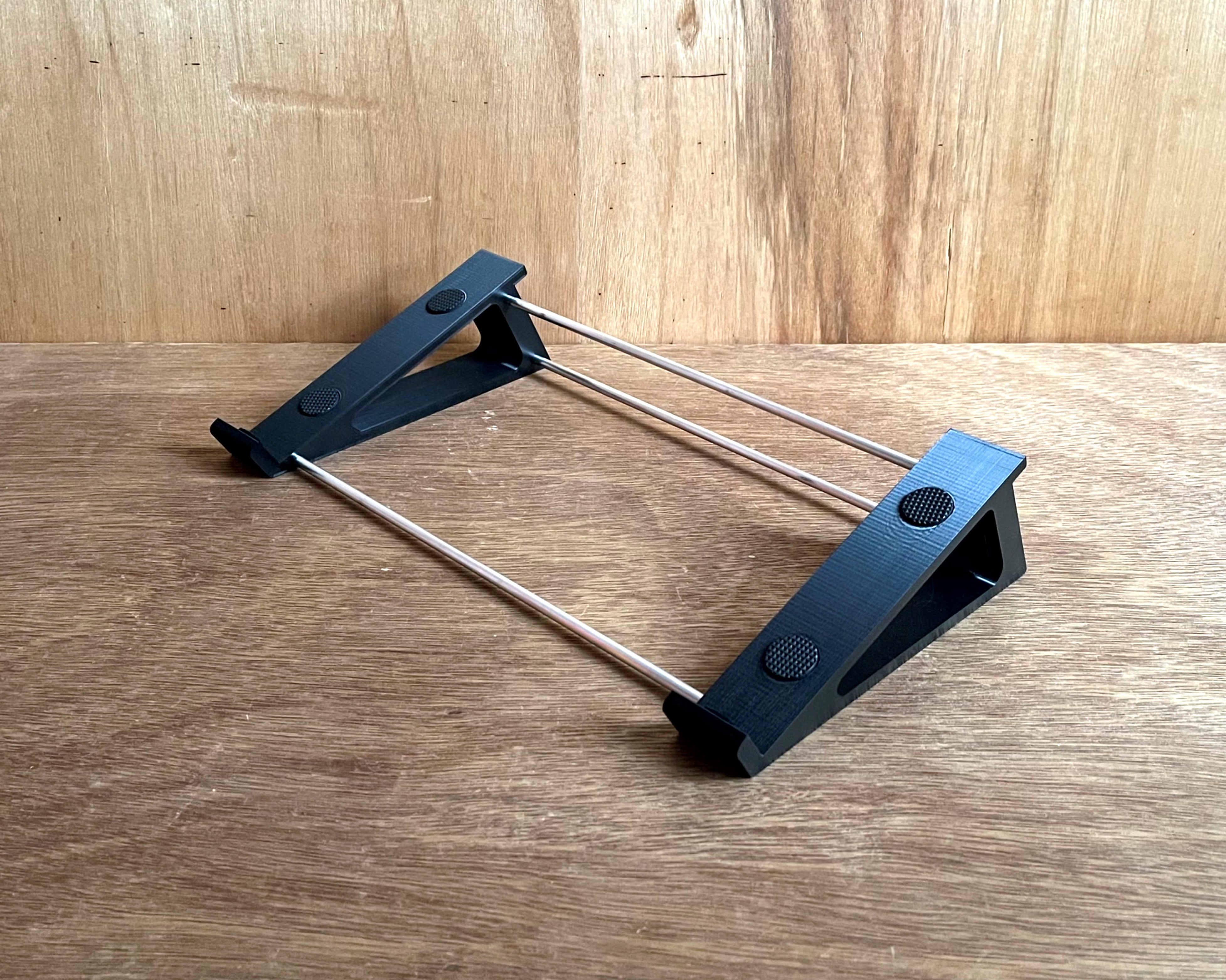 St3nD 25° Desktop Stand For Access Virus Ti2 Synthesizer – Portable Plastic Tabletop Shelf (Black, Made In Hungary)