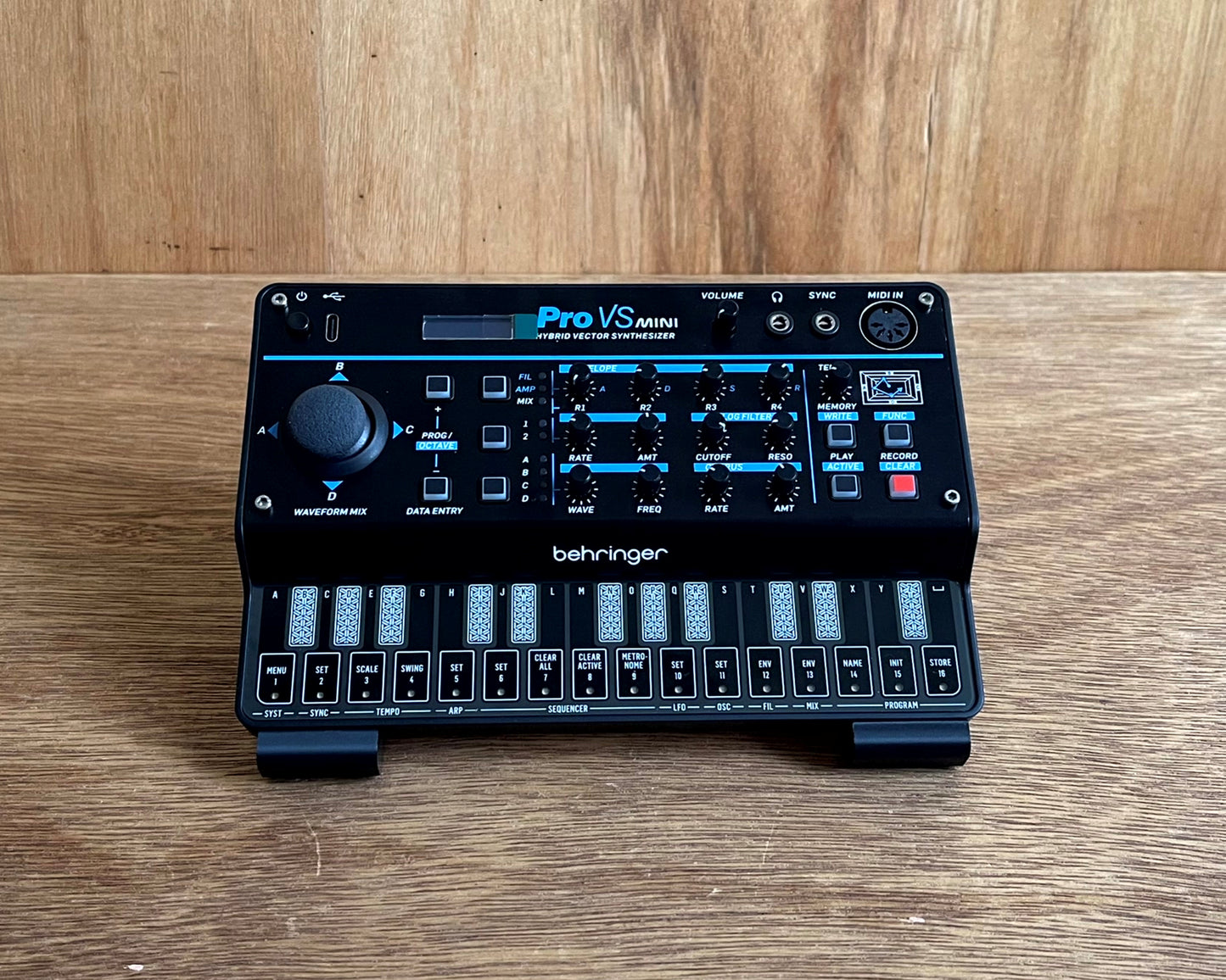 Behringer Pro VS Mini 4-Voice Hybrid Synthesizer Stand