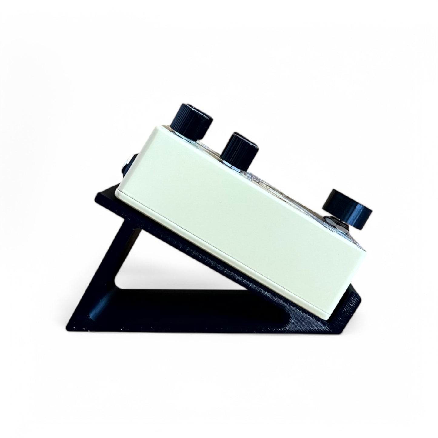 Cold Earth Industries Guitar Pedal Stand LITE 30 Degree 65mm - 175mm Widths | 3D Printed Guitar Pedal Stand | Cold Earth Industries - 3D printed stand in Black - Side View - with Pedal by Cold Earth Industries