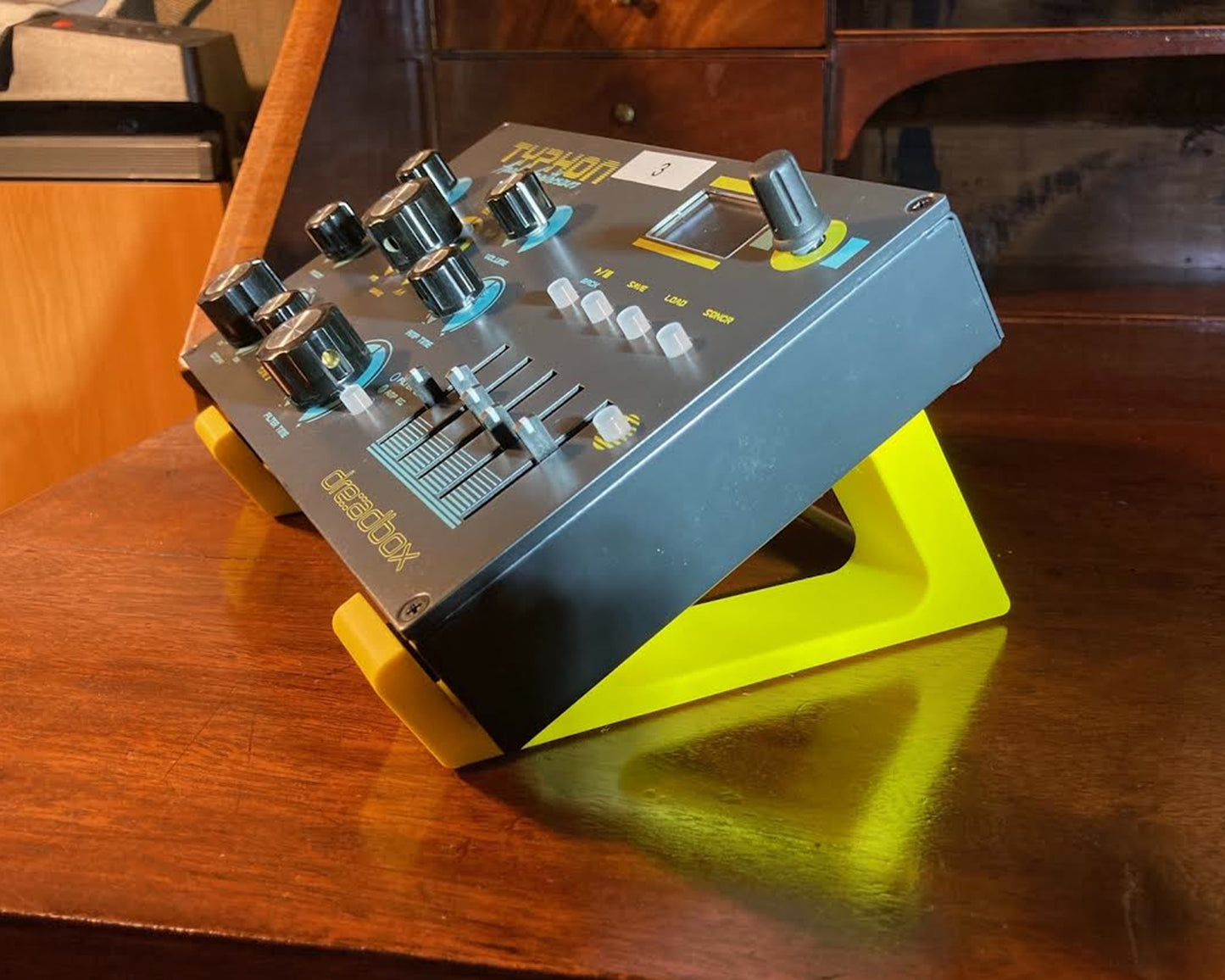 Dreadbox Typhon Stand